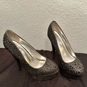 Anne Michelle studded gem high heels size 6
5.5” heel